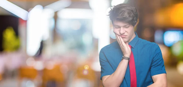 Giovane Uomo Affari Bello Indossare Cravatta Rossa Sfondo Isolato Pensando — Foto Stock