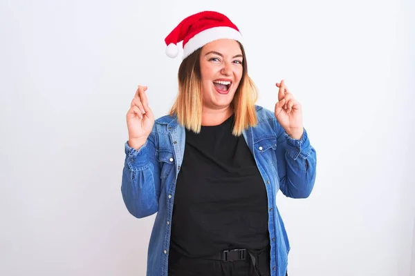 Jonge Mooie Vrouw Draagt Kerstmuts Staande Geïsoleerde Witte Achtergrond Gebaren — Stockfoto