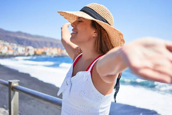 年轻美丽的女人开心地笑着 张开双臂晒着日光浴 享受着海滩上的暑假 — 图库照片