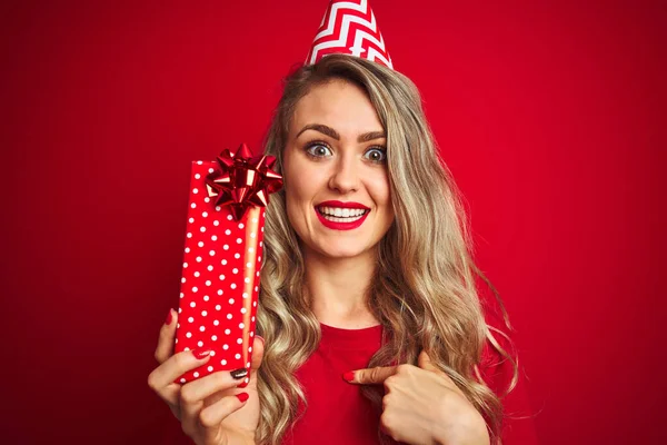 Young Beautiful Woman Holding Bitrhday Gift Red Isolated Background Surprise — Φωτογραφία Αρχείου