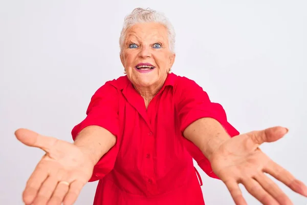 Senior Mulher Cabelos Grisalhos Vestindo Camisa Casual Vermelho Sobre Fundo — Fotografia de Stock