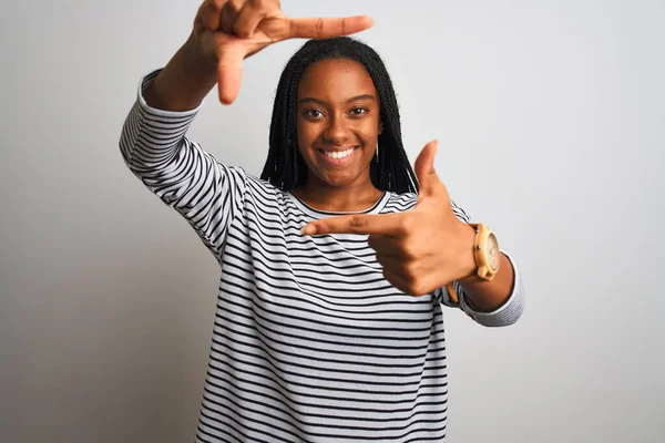 Junge Afrikanisch Amerikanische Frau Gestreiftem Shirt Vor Isoliertem Weißem Hintergrund — Stockfoto