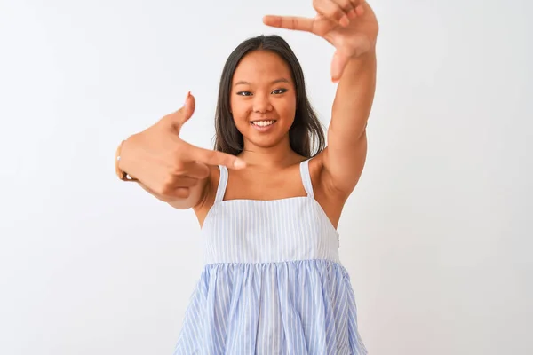 Jonge Chinese Vrouw Draagt Casual Gestreepte Jurk Staan Geïsoleerde Witte — Stockfoto