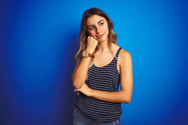 Joven Hermosa Mujer Con Rayas Camiseta Sobre Fondo Azul Aislado —  Fotos de Stock