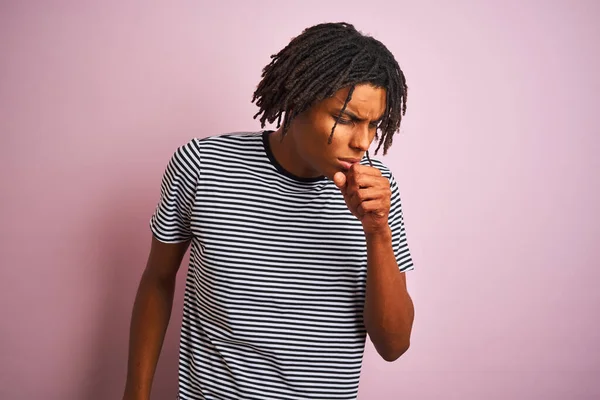 Homem Afro Com Dreadlocks Vestindo Camisa Listrada Marinha Sobre Fundo — Fotografia de Stock