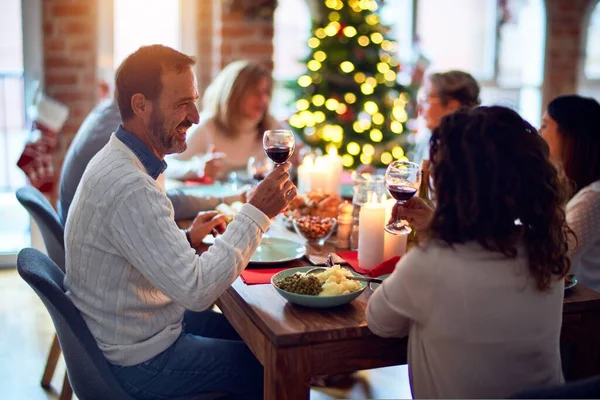 伝統的な料理と装飾でクリスマスの前夜を祝う家で家族や友人の食事 すべて一緒にテーブルの上に座って — ストック写真