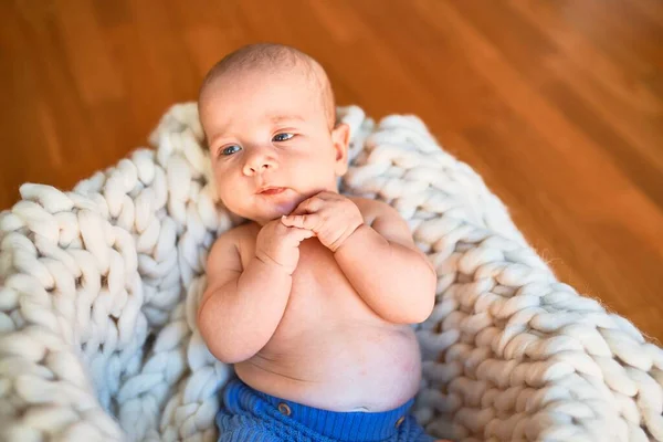 Adorable Bebé Acostado Suelo Sobre Una Manta Casa Recién Nacido —  Fotos de Stock