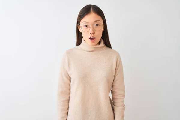 Joven Mujer China Con Jersey Cuello Alto Gafas Sobre Fondo —  Fotos de Stock