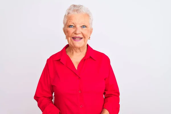 Starší Šedovlasá Žena Červené Neformální Košili Stojící Nad Osamělým Bílým — Stock fotografie