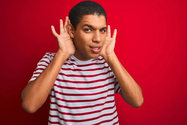 Homem Árabe Bonito Jovem Vestindo Camiseta Listrada Sobre Fundo Vermelho — Fotografia de Stock