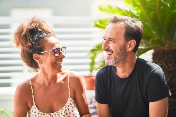 Edad Media Hermosa Pareja Sentada Terraza Hablando Sonriendo —  Fotos de Stock