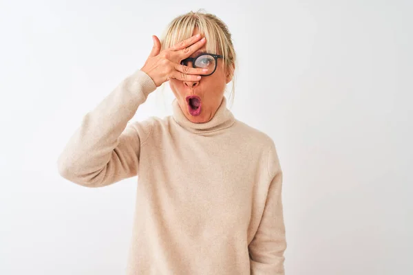 Mujer Mediana Edad Que Usa Suéter Cuello Alto Gafas Sobre — Foto de Stock