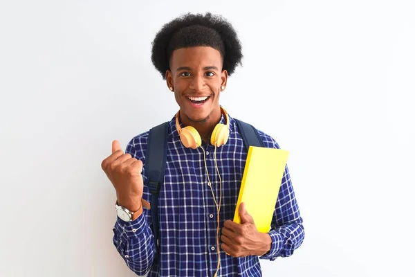 Afro Amerikaanse Student Man Met Koptelefoon Rugzak Geïsoleerde Witte Achtergrond — Stockfoto
