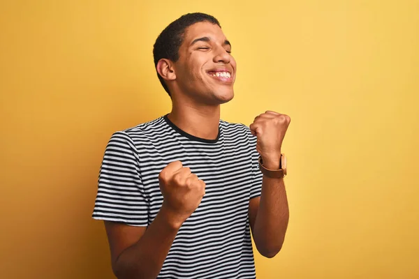 Joven Hombre Árabe Guapo Con Camiseta Rayas Marina Sobre Fondo —  Fotos de Stock