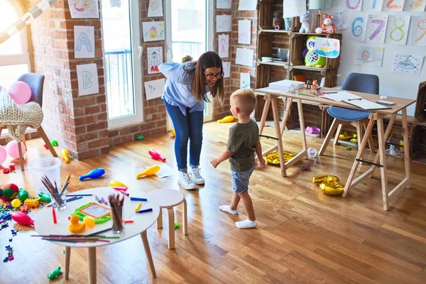 Junges Kaukasisches Kind Das Der Schule Mit Dem Lehrer Spielt — Stockfoto