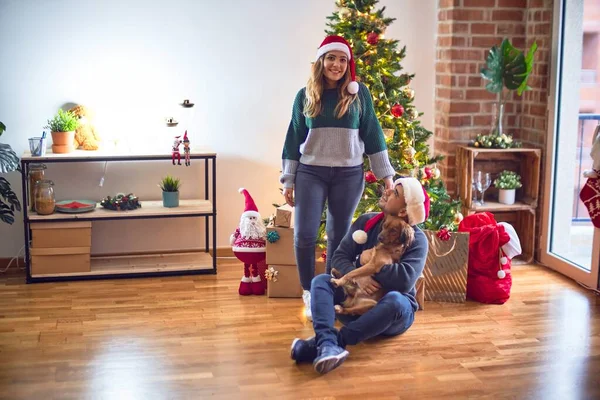 Mladý Krásný Pár Usměvavý Šťastný Sebejistý Sedět Podlaze Santa Claus — Stock fotografie