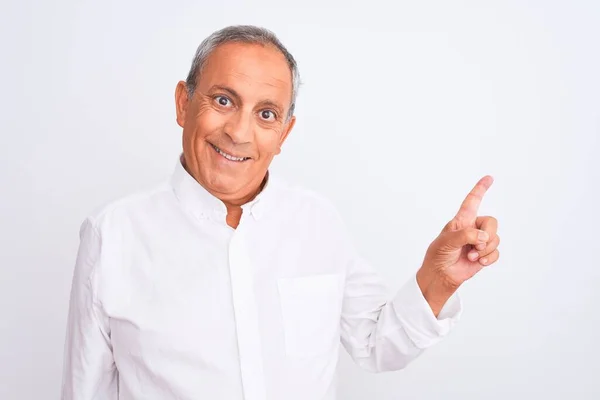 Hombre Mayor Pelo Gris Con Camisa Elegante Pie Sobre Fondo — Foto de Stock