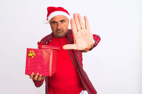 Hombre Mediana Edad Con Sombrero Navidad Santa Celebración Regalo Sobre — Foto de Stock