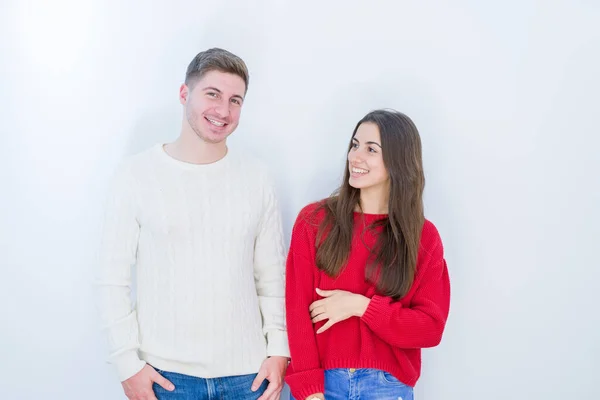 Casal Jovem Bonito Sobre Fundo Isolado Branco Olhando Para Lado — Fotografia de Stock