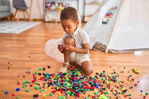 Bellissimo Bambino Afro Americano Che Gioca Con Piccoli Blocchi Costruzione — Foto Stock