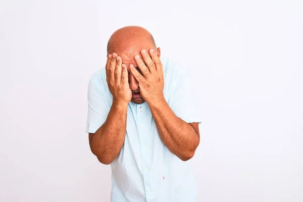 Pohledný Muž Středního Věku Neformální Košili Stojící Nad Osamělým Bílým — Stock fotografie