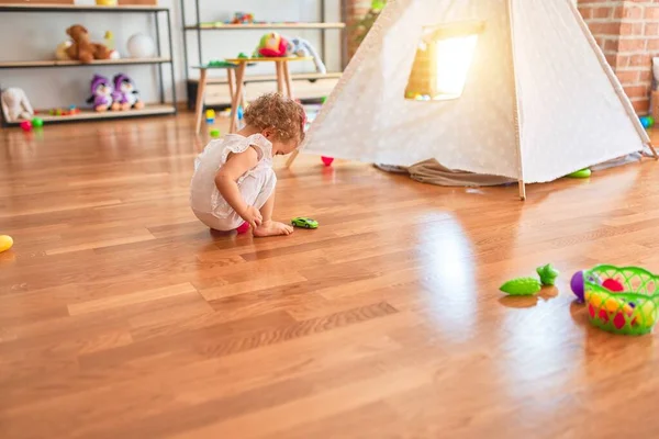 Schöne Kaukasische Säugling Spielt Mit Spielzeug Bunten Spielzimmer Fröhlich Und — Stockfoto