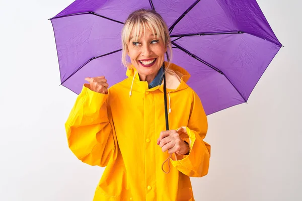 Mujer Mediana Edad Con Abrigo Lluvia Paraguas Púrpura Sobre Fondo —  Fotos de Stock