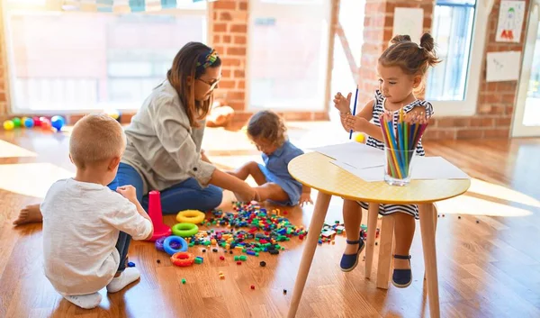 Schöne Lehrerin Und Kleinkindgruppe Spielen Kindergarten Viel Spielzeug — Stockfoto