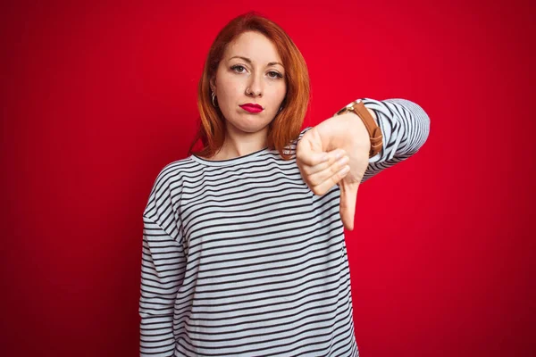 Mulher Ruiva Jovem Vestindo Tiras Camisa Marinha Sobre Fundo Isolado — Fotografia de Stock