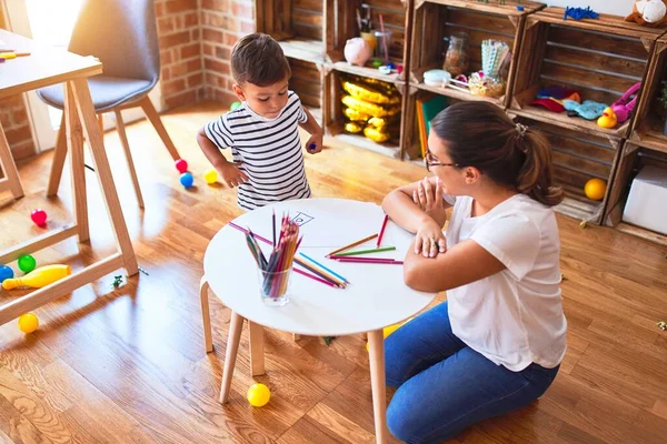 Όμορφη Δάσκαλος Και Παιδί Αγόρι Σχέδιο Χρησιμοποιώντας Χρωματιστά Μολύβια Στο — Φωτογραφία Αρχείου