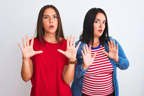 Mujeres Hermosas Jóvenes Que Usan Ropa Casual Pie Sobre Fondo —  Fotos de Stock