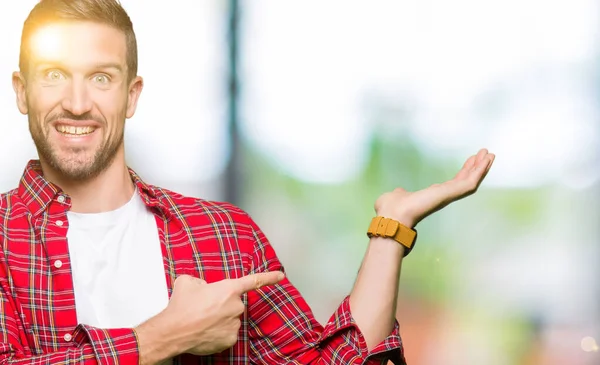 Hombre Guapo Con Camisa Casual Asombrado Sonriendo Cámara Mientras Presenta — Foto de Stock