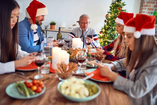 Bella Famiglia Indossa Cappello Babbo Natale Incontro Sorridente Felice Fiducioso — Foto Stock