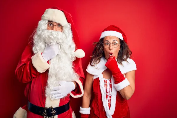 Paar Mittleren Alters Trägt Weihnachtsmann Kostüm Und Brille Über Isoliertem — Stockfoto