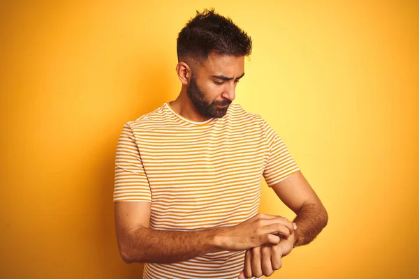 Hombre Indio Joven Con Camiseta Pie Sobre Fondo Amarillo Aislado —  Fotos de Stock