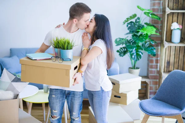 Jong Paar Verhuizen Naar Mew Huis — Stockfoto