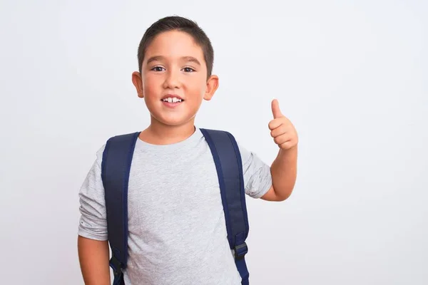 Piękny Uczeń Chłopiec Noszący Plecak Stojący Nad Odizolowanym Białym Tłem — Zdjęcie stockowe