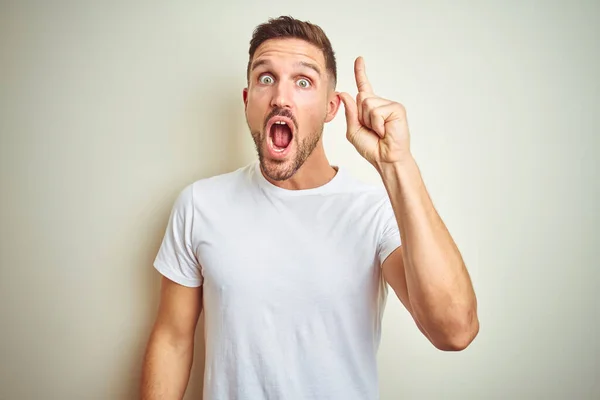 Junger Gutaussehender Mann Lässigem Weißem Shirt Vor Isoliertem Hintergrund Der — Stockfoto