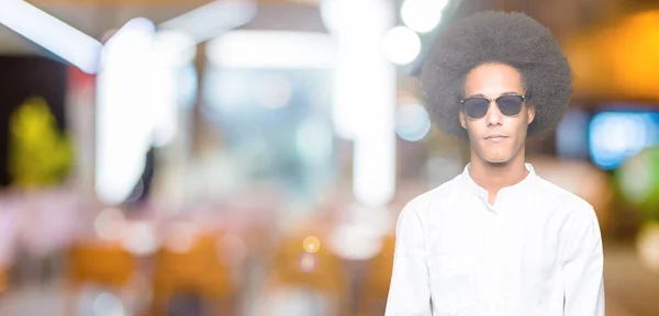 Αφρικανικός Αμερικανός Νεαρός Άφρο Μαλλιά Φορώντας Γυαλιά Ηλίου Σοβαρή Έκφραση — Φωτογραφία Αρχείου