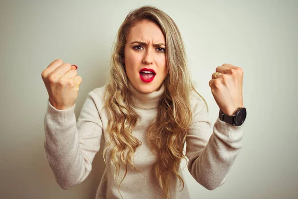 Mooie Vrouw Wintercoltrui Trui Geïsoleerde Witte Achtergrond Boos Woedende Opvoeding — Stockfoto