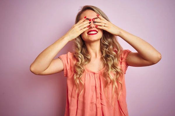 Pembe Izole Edilmiş Arka Planda Duran Tişört Giyen Genç Güzel — Stok fotoğraf