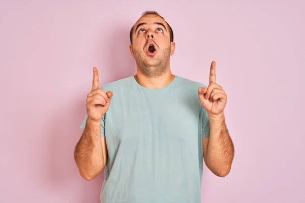 Hombre Joven Con Camiseta Azul Casual Pie Sobre Fondo Rosa —  Fotos de Stock