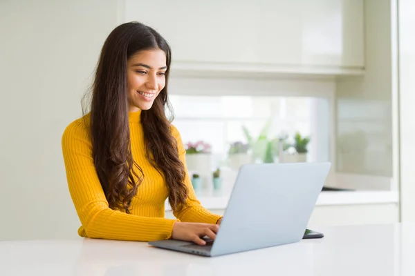 Beauitul Jeune Femme Travaillant Avec Ordinateur Portable Concentré Souriant — Photo