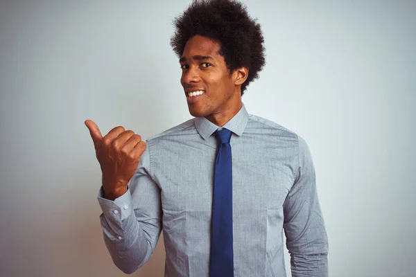Αμερικανός Επιχειρηματίας Αφρο Μαλλιά Φορώντας Πουκάμισο Και Γραβάτα Πάνω Από — Φωτογραφία Αρχείου