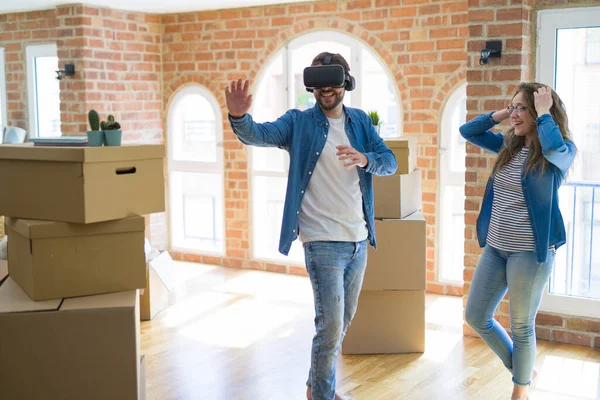 Casal Jovem Mudando Para Uma Nova Casa Divertindo Brincando Com — Fotografia de Stock