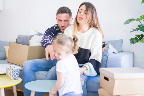 Hermosa Familia Padres Sentados Sofá Bebiendo Café Mirando Hijo Jugando — Foto de Stock