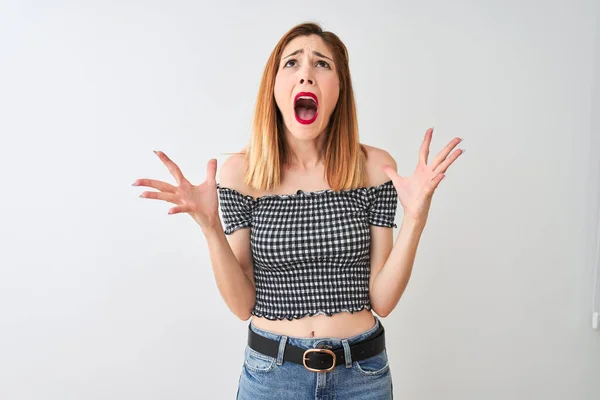 Mooie Roodharige Vrouw Dragen Casual Shirt Staande Geïsoleerde Witte Achtergrond — Stockfoto