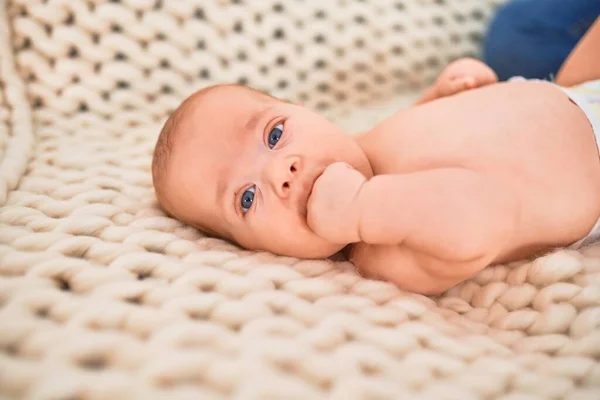 Förtjusande Bebis Liggande Soffan Över Filten Hemma Nyfödd Avkopplande Och — Stockfoto