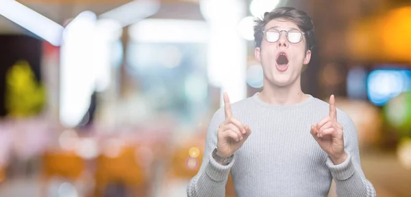 Junger Gutaussehender Mann Mit Brille Vor Isoliertem Hintergrund Erstaunt Und — Stockfoto