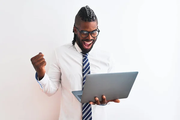 Hombre Negocios Afroamericano Con Trenzas Usando Portátil Sobre Fondo Blanco —  Fotos de Stock